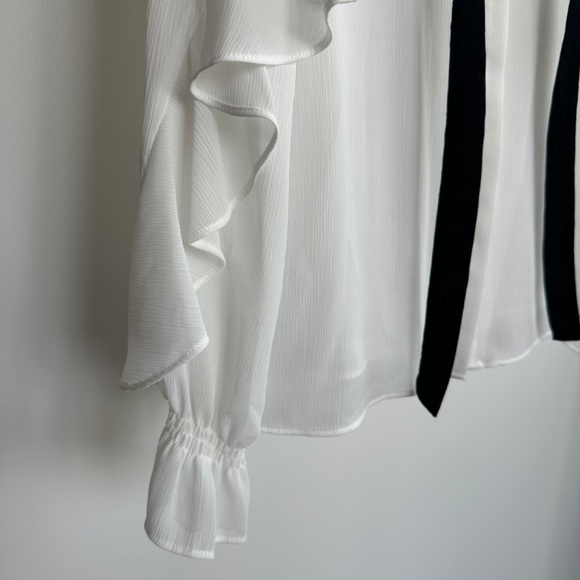 White blouse - Picture 2 of 5